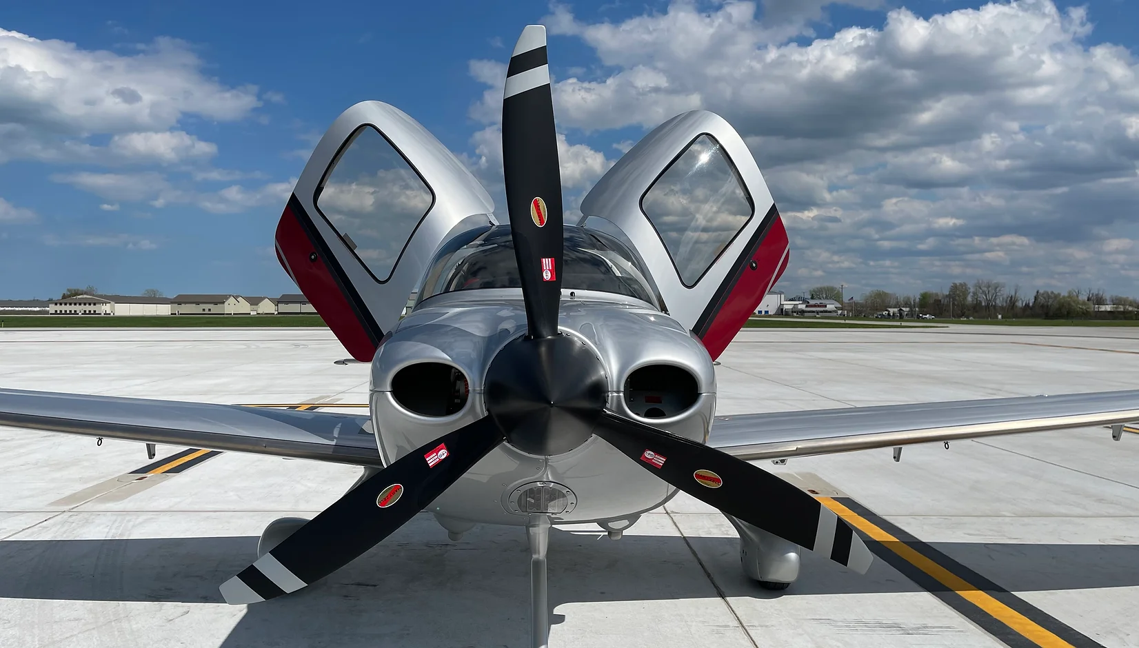 Cirrus SR22 Front view | Griffing Private Air Charter Plane Flying Service in Port Clinton Ohio
