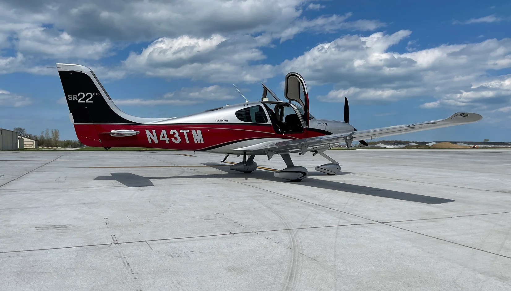 Cirrus SR22 Rear side view | Griffing Private Air Charter Plane Flying Service in Port Clinton Ohio