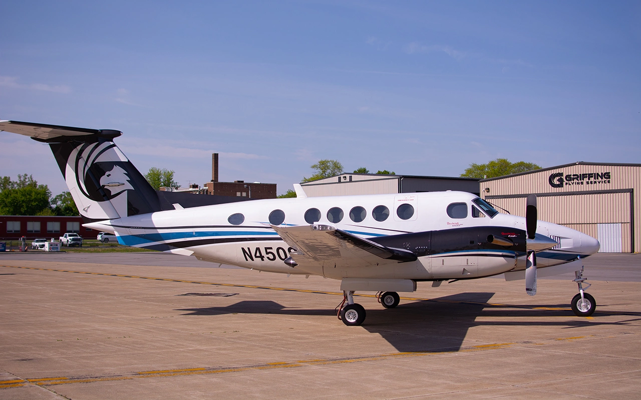 King Air b200 - N450S side view 2 | Griffing Private Air Charter Jet/Plane Flying Service in Port Clinton Ohio 